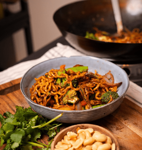 Colorfull Wok Noodles with Crispy Tofu and Peanut Sauce – HOT WOK