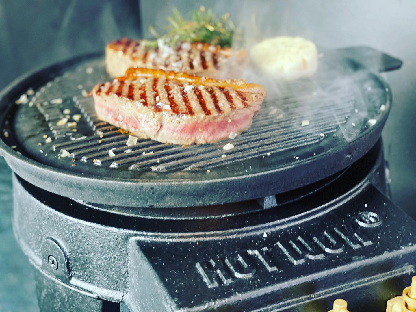 Perfectly sear steaks on the HOT WOK Grillpan - HOT WOK