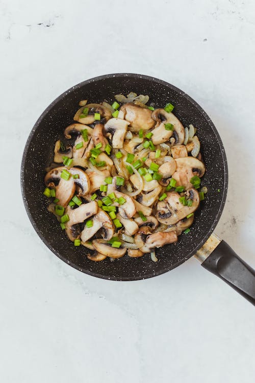 Wok with Mushrooms and Spring Onions - HOT WOK